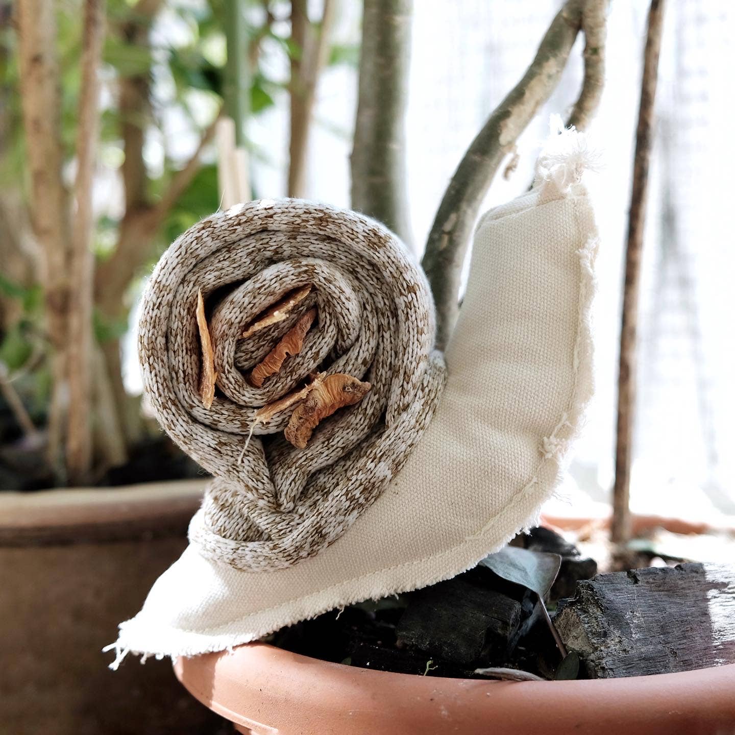 SNAIL//ENRICHMENT DOG TOY
